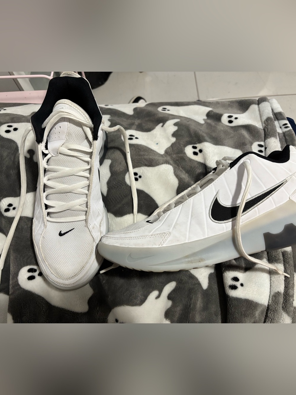 Nike Men’s White and Black Low-Top Sneakers with Swoosh